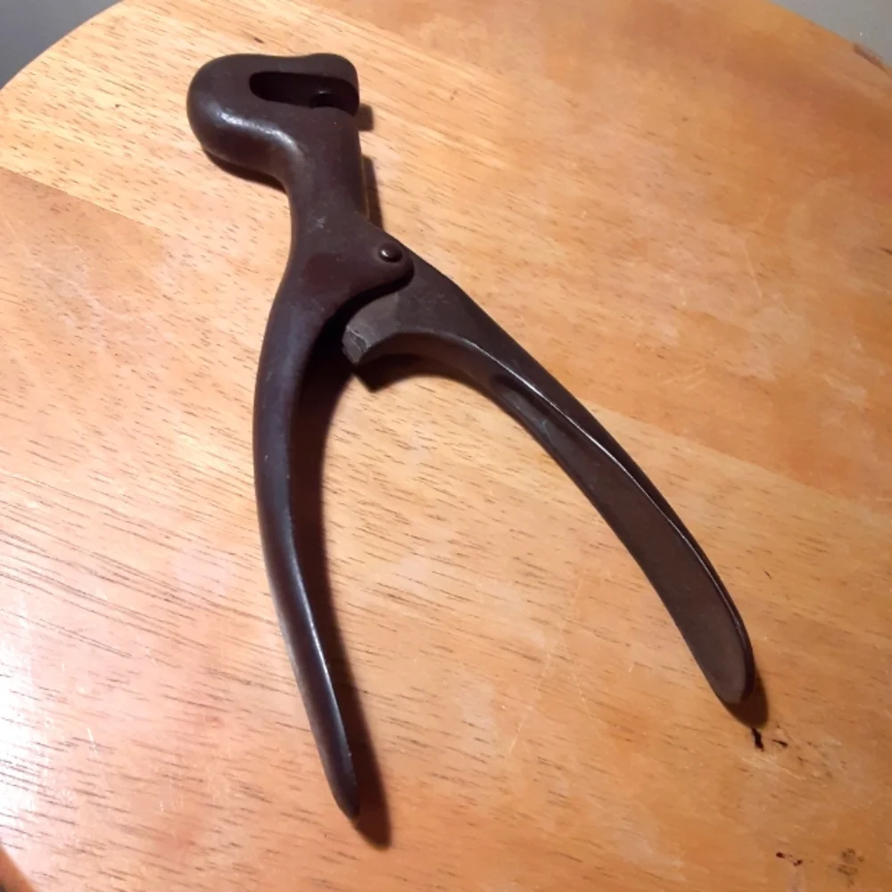 AD706 Apex vintage hole punch.